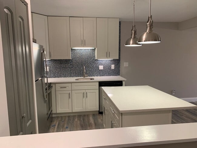 Building Photo - **Anic Groves**Updated Modern Spacious One...