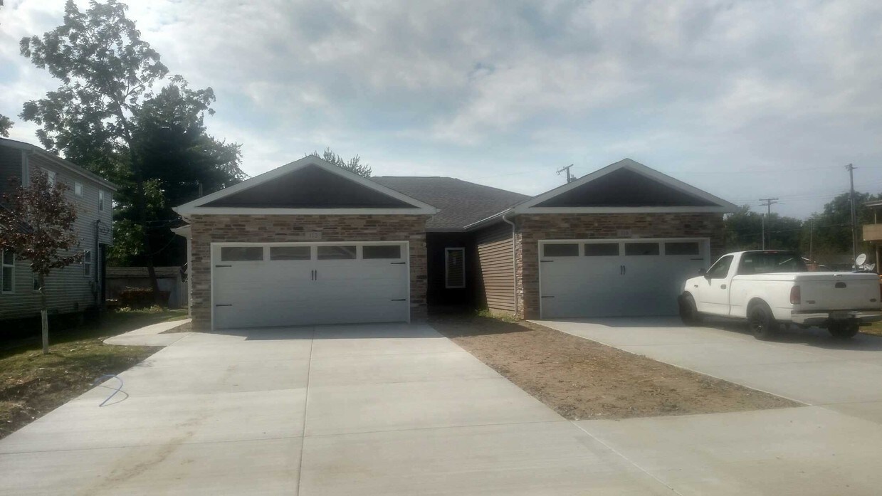 110 S 14th St, Chesterton, IN 46304 Townhome Rentals in Chesterton IN