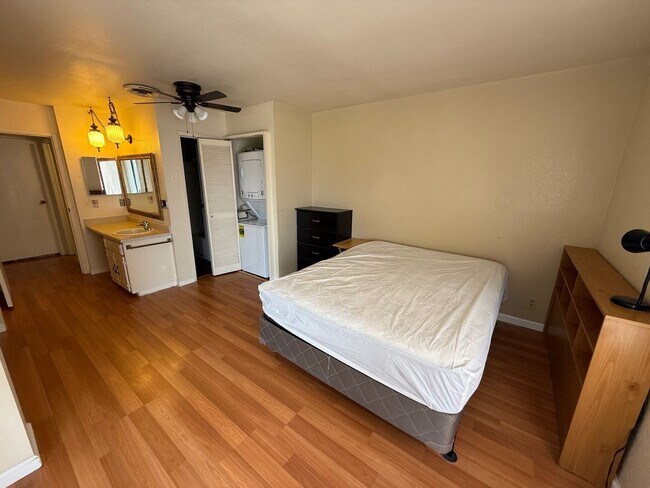 Foto del edificio - $1,500 / 1 Bed / 2 Bath Furnished Condo (Kailua Kona)