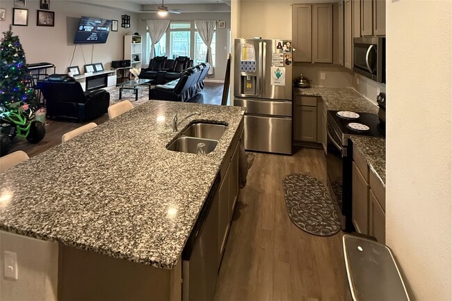 Building Photo - 5747 Cerrillos Dr