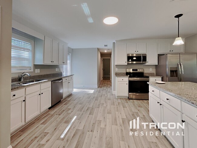 Building Photo - 487 Kinsley Wy