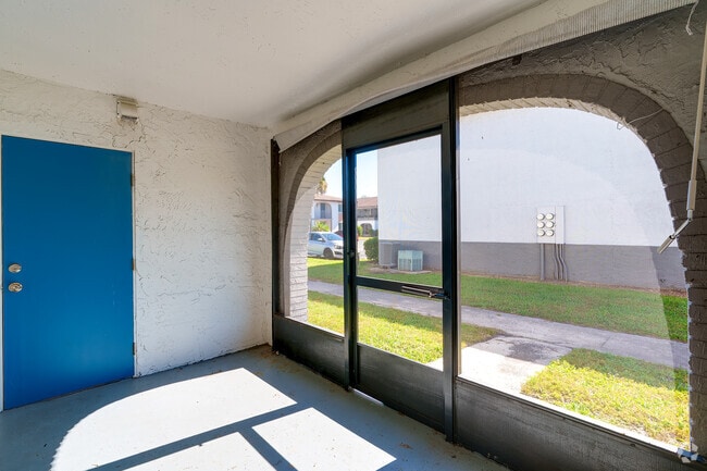 2BR, 2BA - 1,088SF - B2 - Patio - Goldelm at Valencian