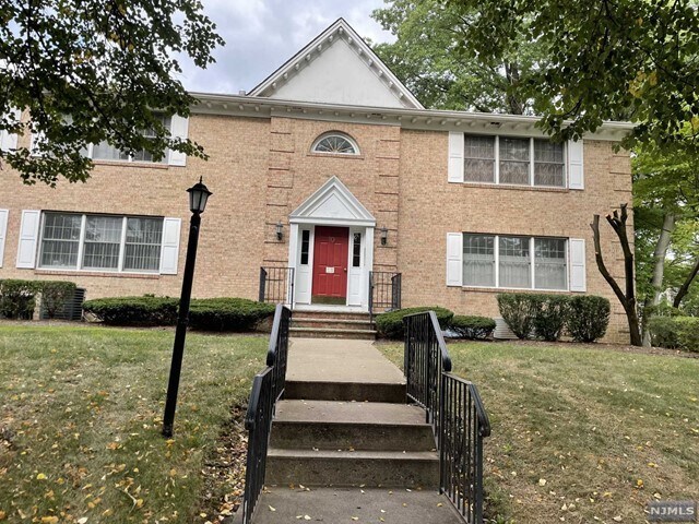 Primary Photo - 10 S Irving St