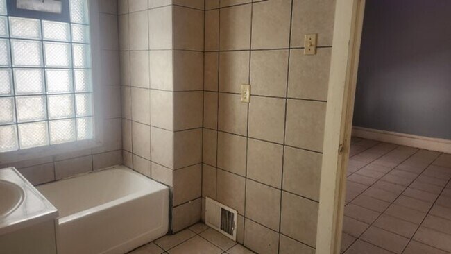 Foto del edificio - 2755-2757 N 33rd St. (Duplex)
