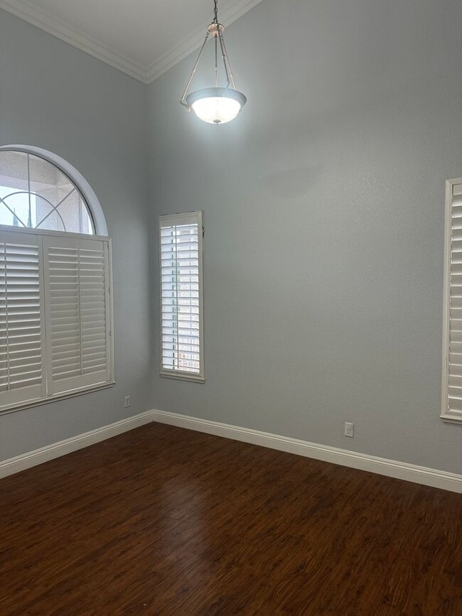 Foto del edificio - BEAUTIFUL TWO STORY 4 BED, 3 FULL BATH, & 2 CAR GARAGE