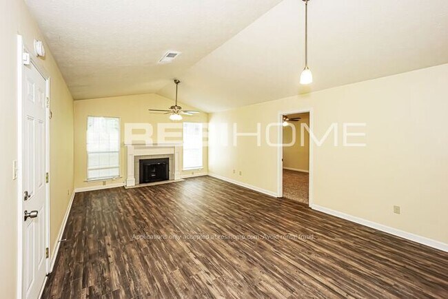 Foto del edificio - 525 Bradley Ct