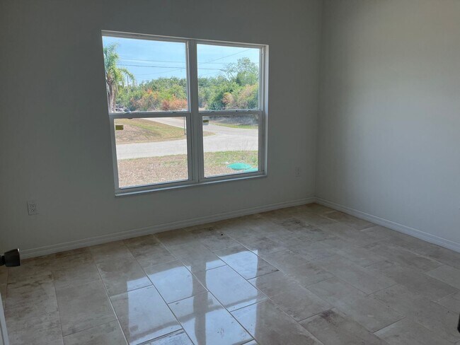 Foto del edificio - Brand New Construction 2/2/1-MOVE IN READY!!