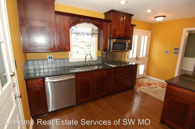 Building Photo - 3 br, 3 bath House - 1055 E University