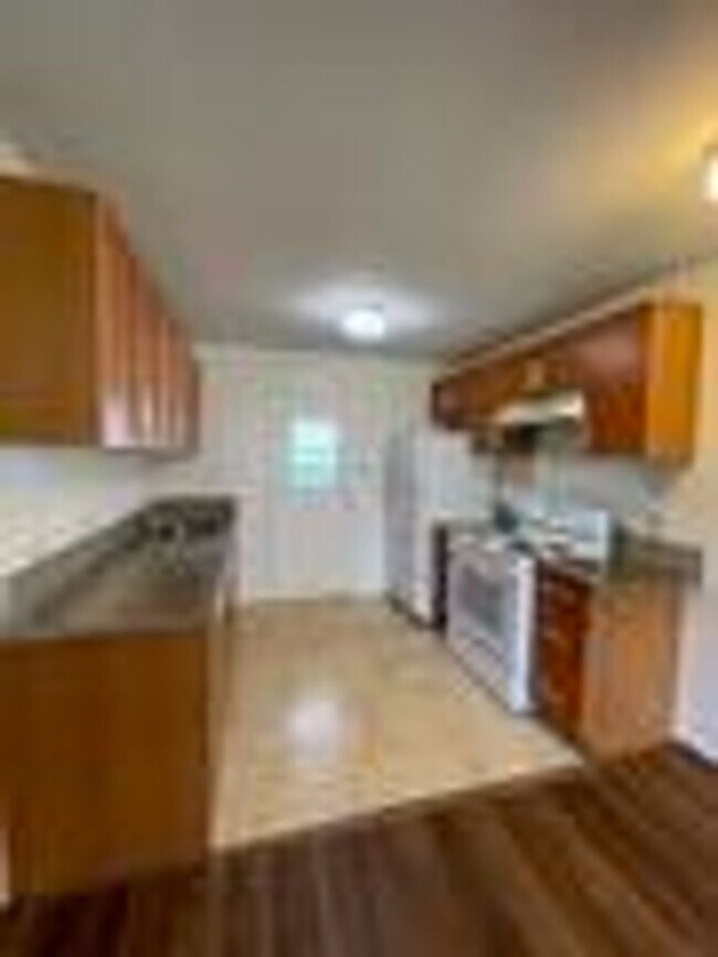 Building Photo - Townhouse Rental - 2 Bedroom, 1.5 Bathroom...