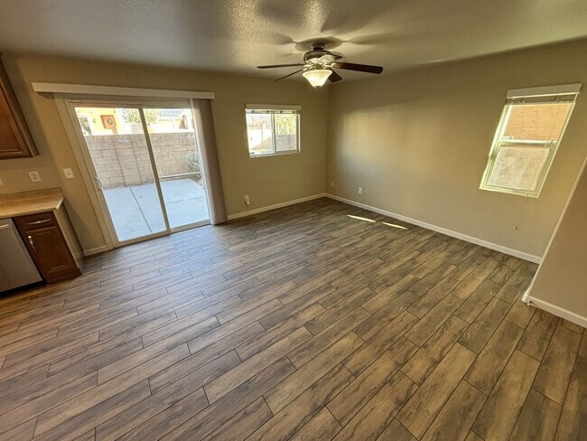Building Photo - Gorgeous 3Bed/2.5Bath, 2-Story Home located in the SW part of the valley