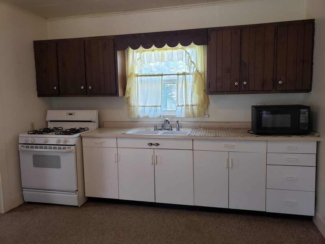 812 N 2nd Ave E, Newton, IA 50208 House Rental in Newton, IA