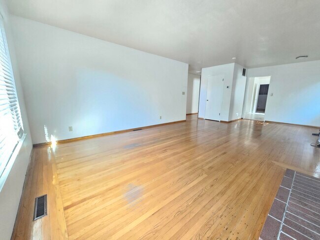Building Photo - 125 Sequoia Dr