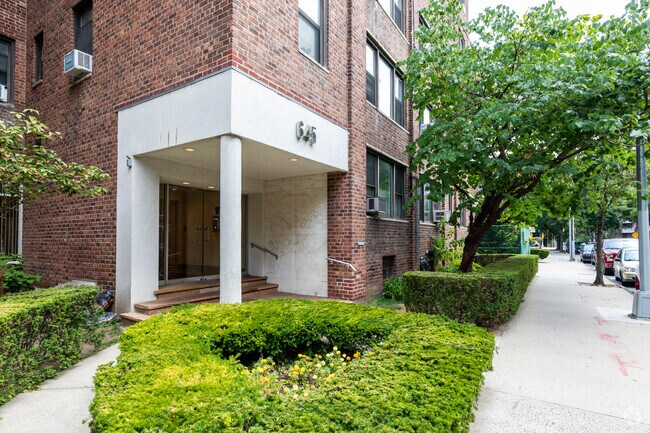 Foto del edificio - 645 W 239th St