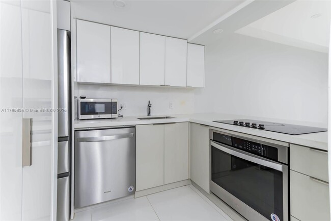 Foto del edificio - 540 Brickell Key Dr