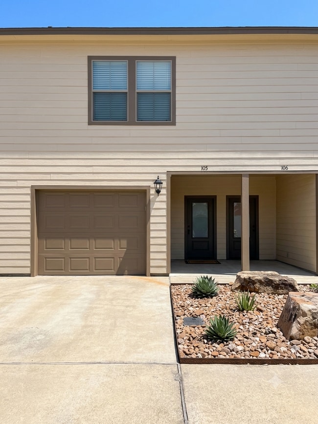 Building Photo - 5670 Shadowbend Cir N