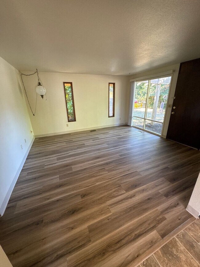 Foto del edificio - Cute 3 Bedroom 1 Bath in NW Corvallis ~ Small Dogs Welcome!