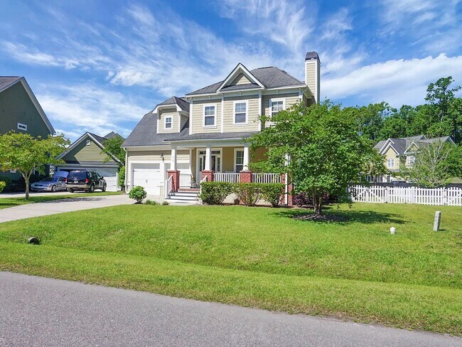 Building Photo - Gorgeous Home in Hunt Club!