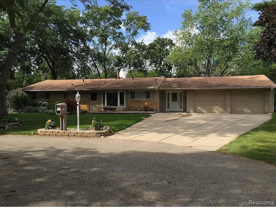 24280 Coral Ln, Novi, MI 48375 House Rental in Novi, MI