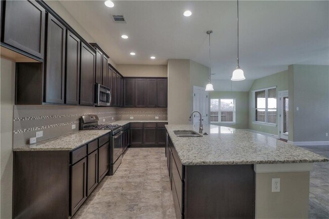 Foto del edificio - 124 Claiborne Lake Ln