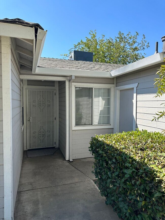 Foto del edificio - Manteca 3 Bedroom 2 Bathroom Triplex Home