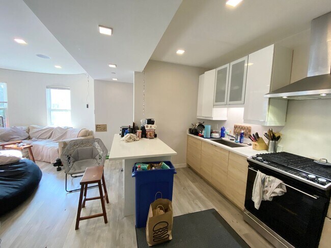 Building Photo - Spacious 5 Bedroom • 3 Bathroom in Mission Hill | In-Unit Laundry | Parking Available | 9/1/2026