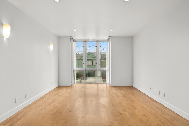 Building Photo - 563 33rd Ave