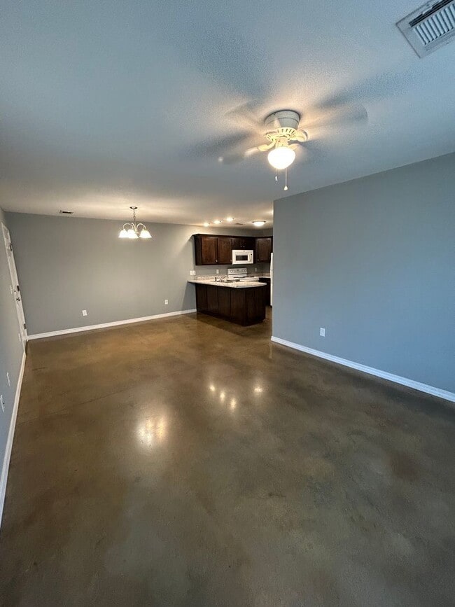 Building Photo - 103 Sequoya Dr