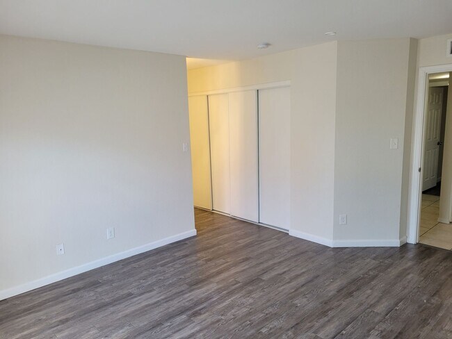 Building Photo - 3 Bed 2 Bath Town Home In Gated Community!
