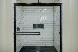 Building Photo - 5519 Sheraton Oaks Dr