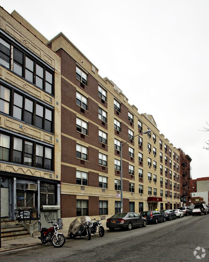 Building Photo - 709 E 6th St