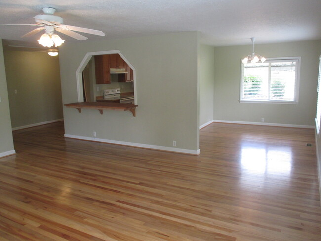 Building Photo - Three Bedroom Home in South Salem with Big...