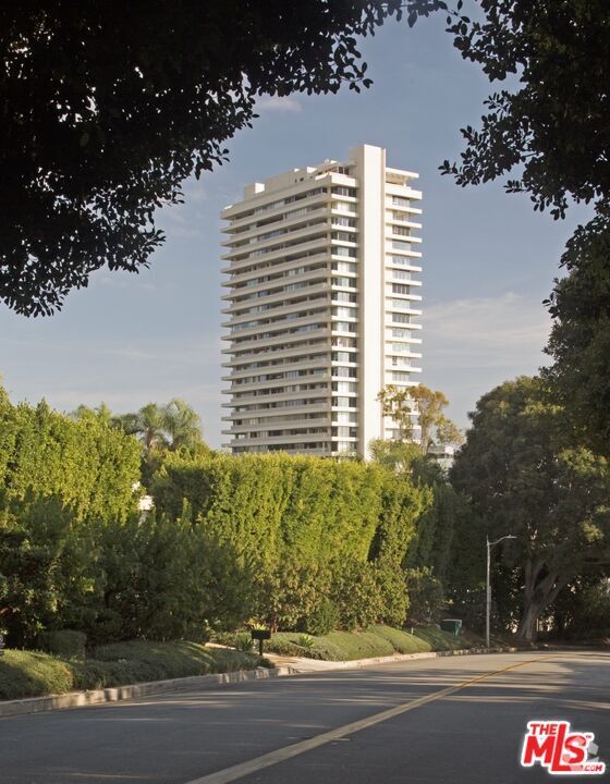 Building Photo - 9255 Doheny Rd