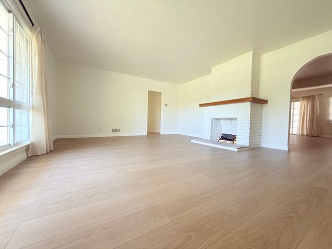 Foto del edificio - Stunning 4-Bedroom Home in Quiet North Hills