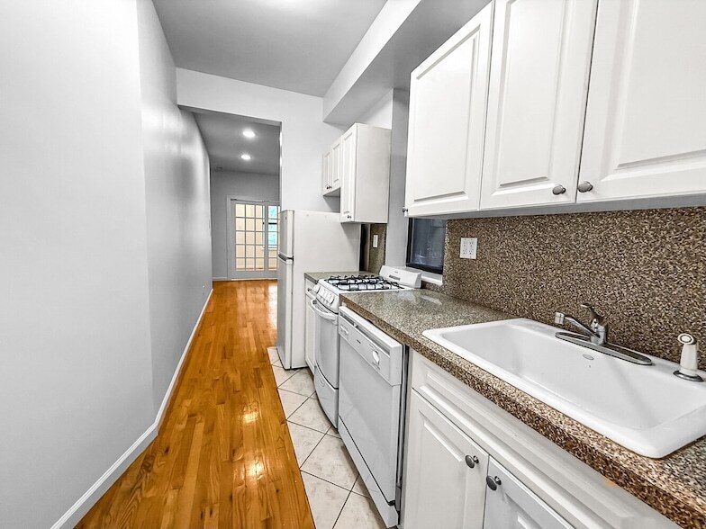Building Photo - 147 E 90th St
