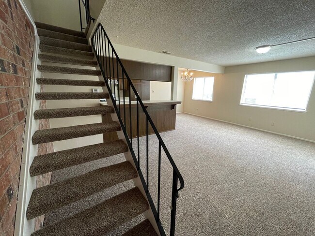 Foto del edificio - Two Story Fourplex Unit - On site Laundry,...