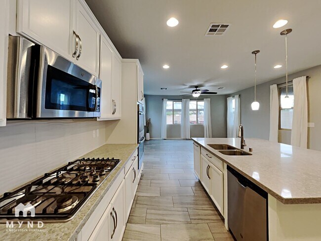 Foto del edificio - 4631 Roger River Ave