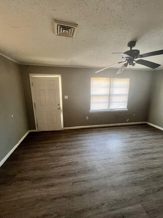 Building Photo - 3200 Daffodil Dr