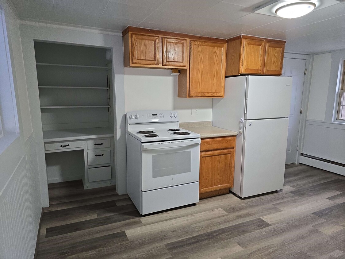 Primary Photo - 220 Main St