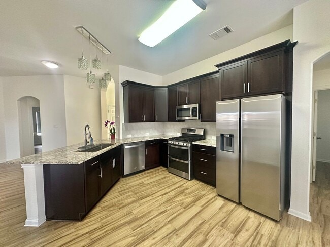 Foto del edificio - AVAILABLE NOW!!!! NEW-MANAGEMENT