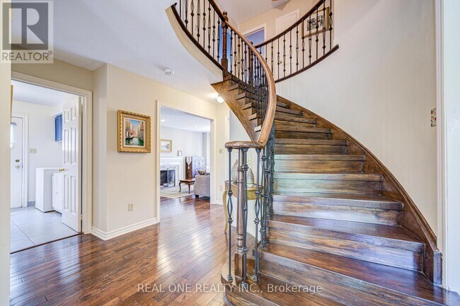 Building Photo - 520 Blenheim Cres