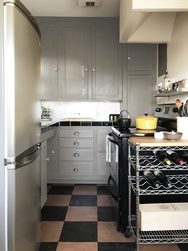 Kitchen - 525 16th Ave E