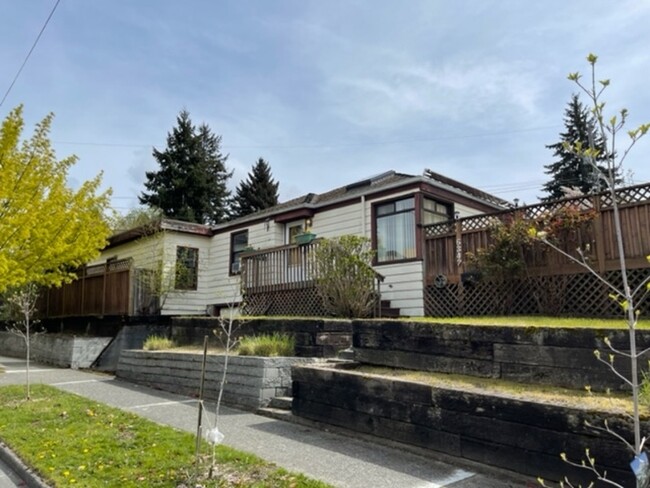 Building Photo - 6342 Fauntleroy Way SW