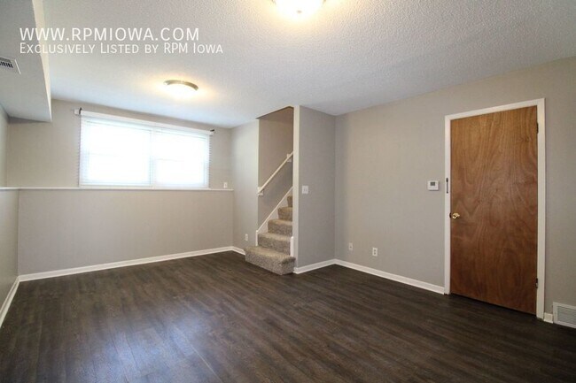 Building Photo - NEWLY UPDATED!! 3 Bedroom, 1.5 Bath Duplex...