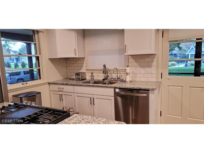 Foto del edificio - 4225 Keewaydin St