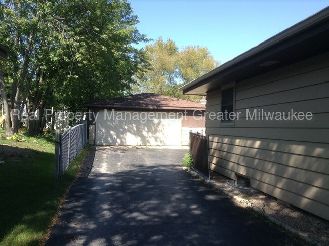 Building Photo - 9332 W Goodrich Ave
