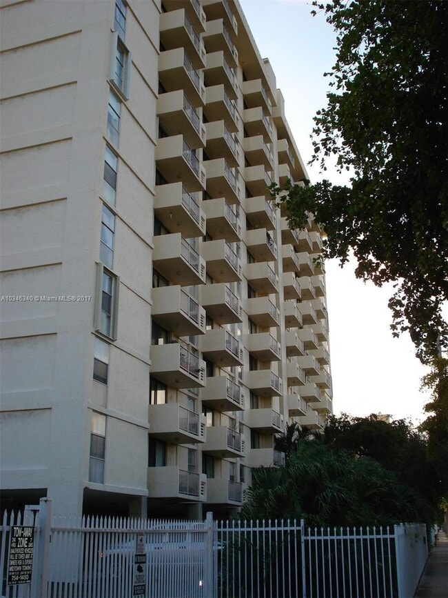 Foto del edificio - 2350 NE 135th St