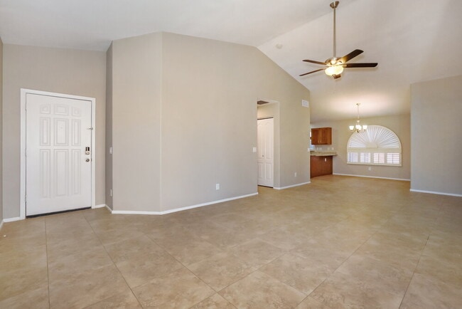 Building Photo - 672 E Lovegrass Dr