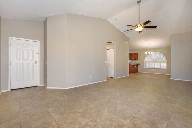 Foto del edificio - 672 E Lovegrass Dr