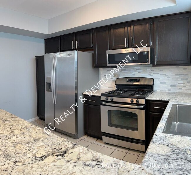 Building Photo - ***END UNIT TOWNHOME / 3 BDRM - 2.5 BTH / ...