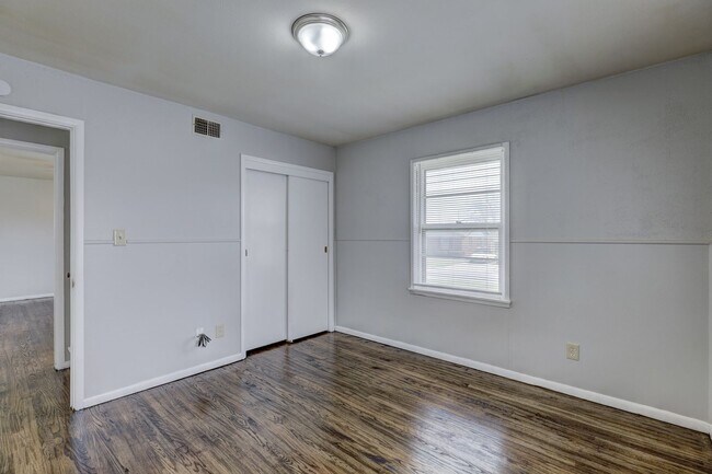 Building Photo - Ready 2 Bed 1 Bath Mid-Del Schools.